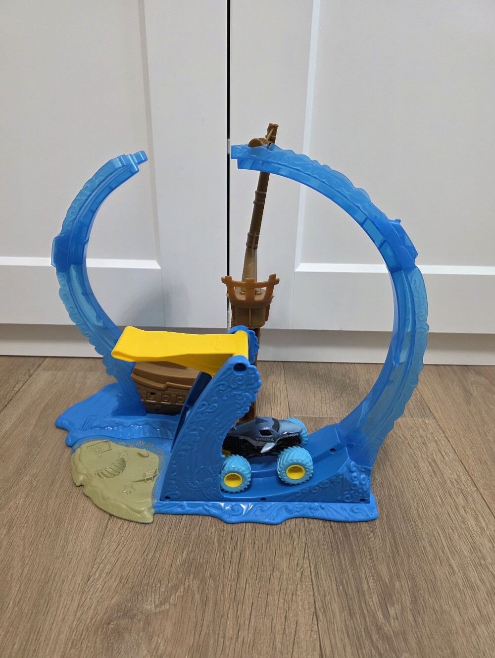 Monster Jam Megalodon Loop of Doom Monster Truck Play Set